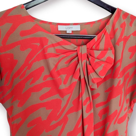 LOFT Abstract Print Pleated Bow Blouse | Medium - Picture 3 of 4